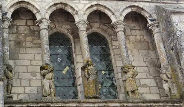 St Adrien - statues